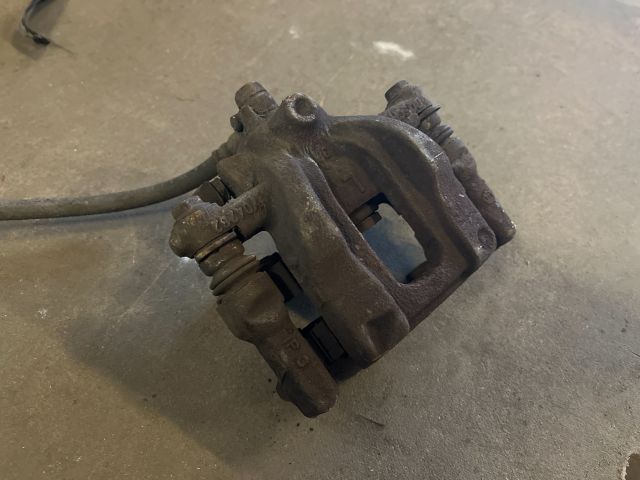 bontott HONDA CR-V Bal hátsó Féknyereg Munkahengerrel