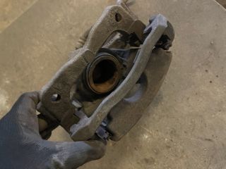 bontott HONDA CR-V Jobb első Féknyereg Munkahengerrel