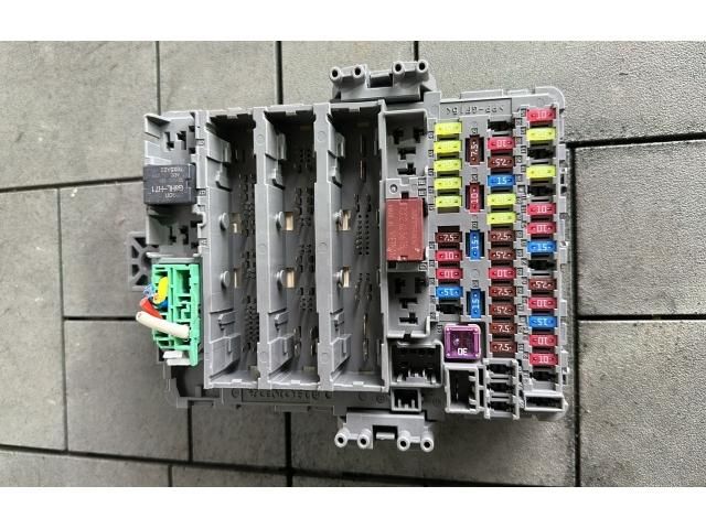 bontott HONDA CR-V Biztosítéktábla Utastér