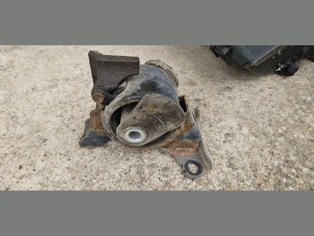bontott HONDA FR-V Motor Tartó Bak Jobb