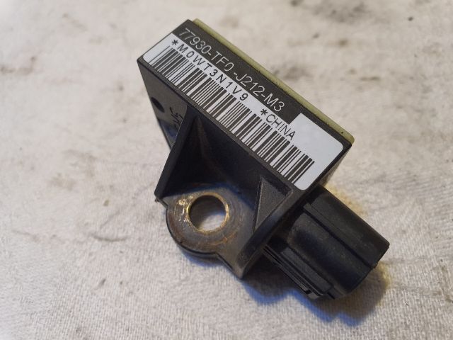 bontott HONDA JAZZ Első Középső Ütközés Érzékelő (Homlokfalon)