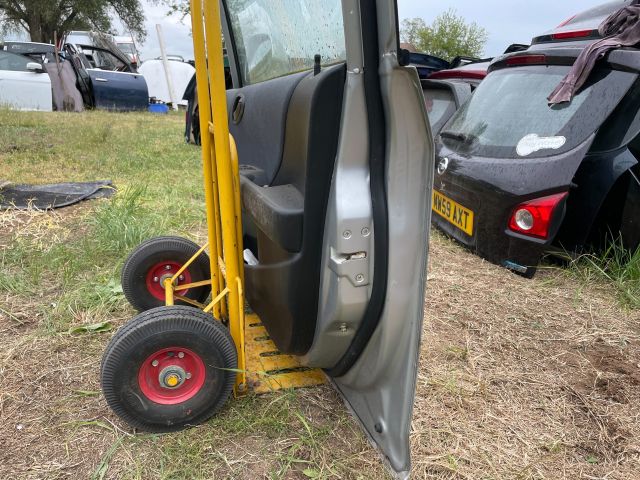 bontott HONDA JAZZ Jobb első Ajtó (Részeivel)