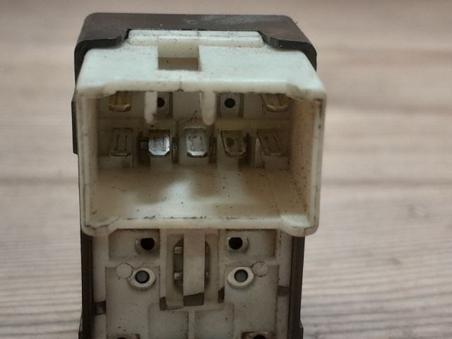 bontott HYUNDAI ACCENT Jobb első Ablakemelő Kapcsoló