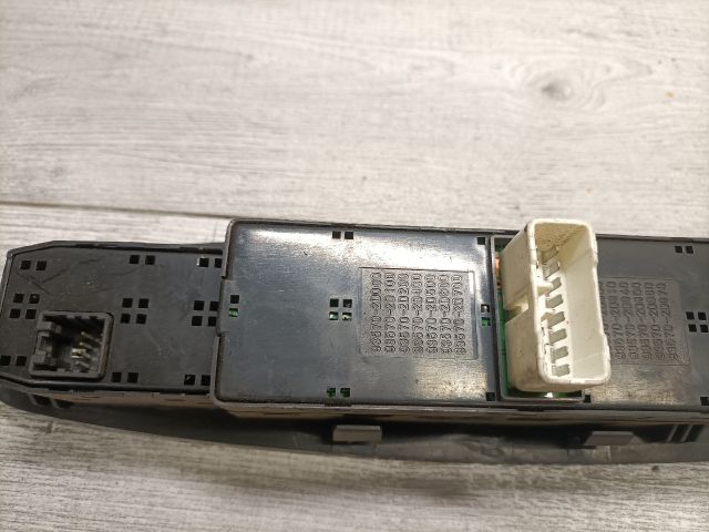 bontott HYUNDAI ELANTRA Ablakemelő Kapcsoló Négyes / Kettes