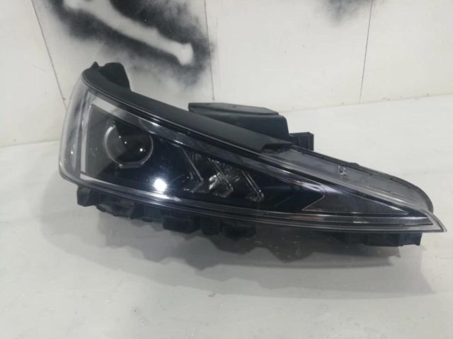 bontott HYUNDAI ELANTRA Jobb Fényszóró