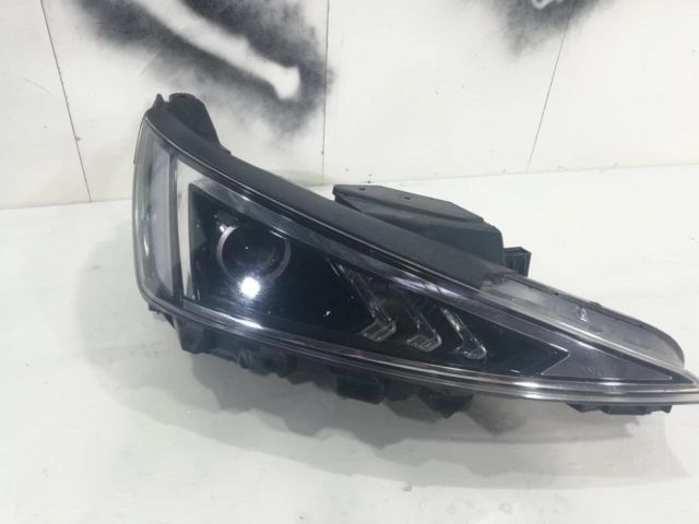 bontott HYUNDAI ELANTRA Jobb Fényszóró