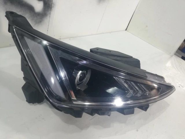 bontott HYUNDAI ELANTRA Jobb Fényszóró