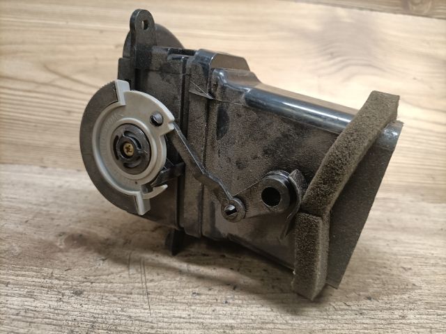 bontott HYUNDAI ELANTRA Középső Jobb Szellőző