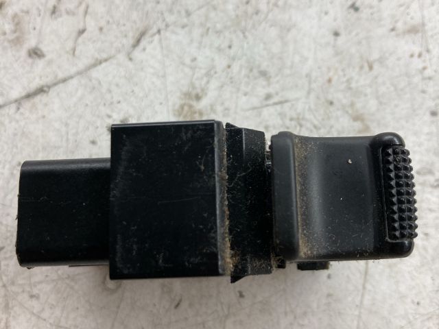 bontott HYUNDAI GETZ Jobb első Ablakemelő Kapcsoló