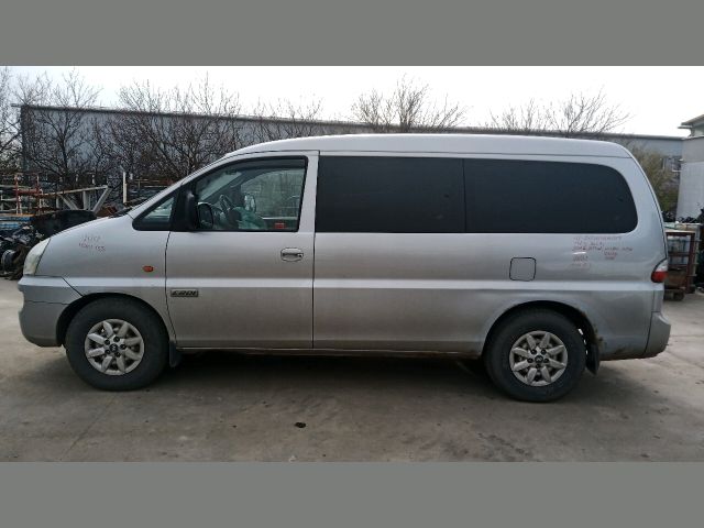 bontott HYUNDAI H-1 Bal első Ajtó (Részeivel)