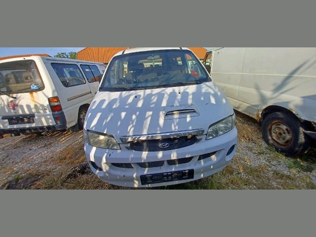 bontott HYUNDAI H-1 Első Lökhárító (Részeivel)