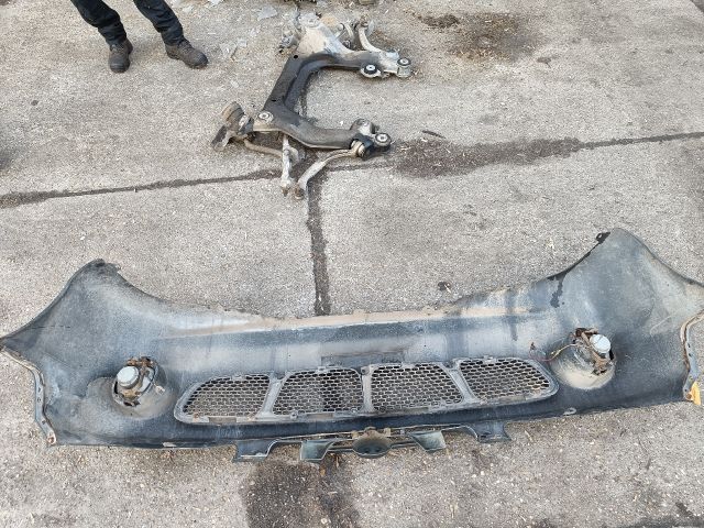 bontott HYUNDAI H-1 Első Lökhárító (Részeivel)