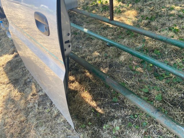 bontott HYUNDAI H200 Bal első Ajtó (Részeivel)