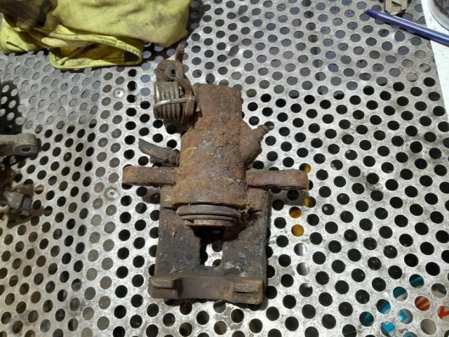 bontott HYUNDAI i10 Jobb hátsó Féknyereg Munkahengerrel