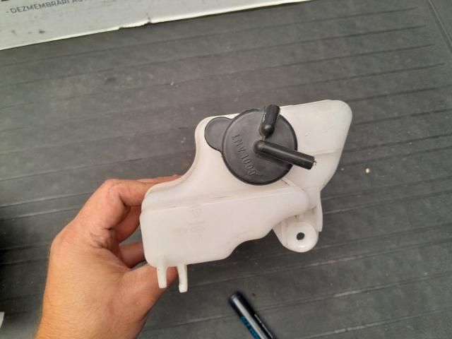 bontott HYUNDAI i10 Kiegyenlítő Tartály