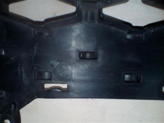 bontott HYUNDAI i10 Első Lökhárító Alsó Középső Díszrács