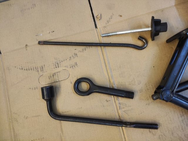 bontott HYUNDAI i10 Pótkerék Szerszámtartó