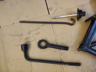 bontott HYUNDAI i10 Pótkerék Szerszámtartó