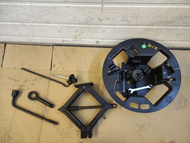 bontott HYUNDAI i10 Pótkerék Szerszámtartó