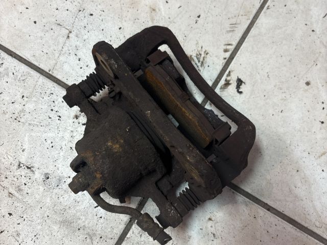 bontott HYUNDAI i20 Bal első Féknyereg Munkahengerrel