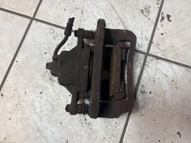 bontott HYUNDAI i20 Jobb első Féknyereg Munkahengerrel