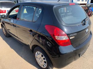 bontott HYUNDAI i20 Bal első Dobbetét (Kerékjárati, Műanyag)