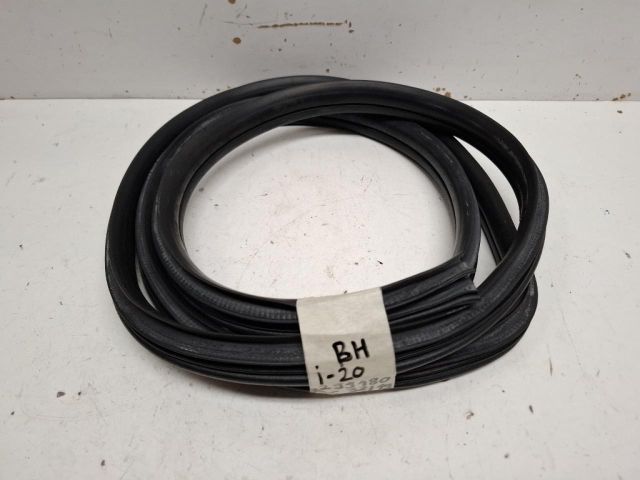 bontott HYUNDAI i20 Bal hátsó Gumikéder