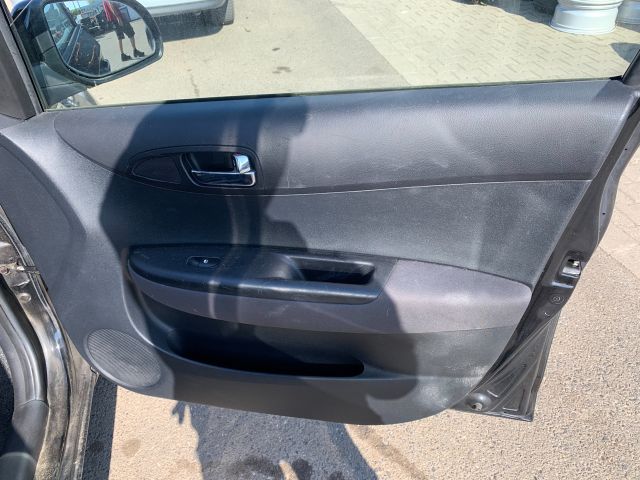 bontott HYUNDAI i20 Első Lökhárító (Részeivel)