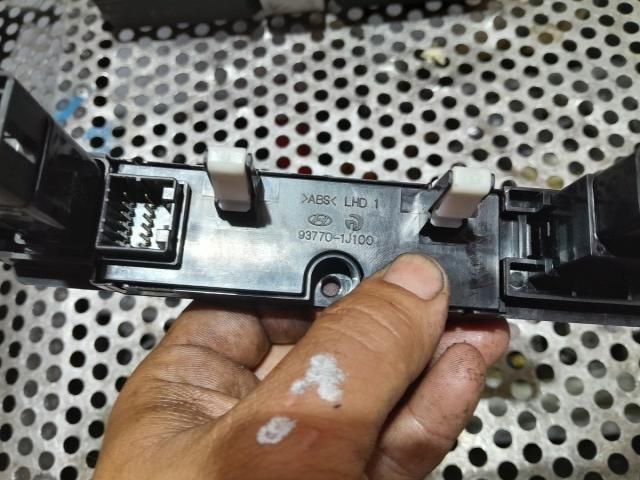 bontott HYUNDAI i20 II Vészvillogó Kapcsoló