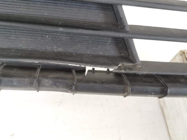 bontott HYUNDAI i20 III Első Lökhárító Alsó Középső Díszrács