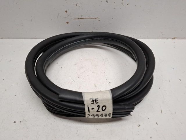 bontott HYUNDAI i20 Jobb első Gumikéder