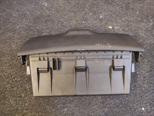 bontott HYUNDAI i20 Kesztyűtartó