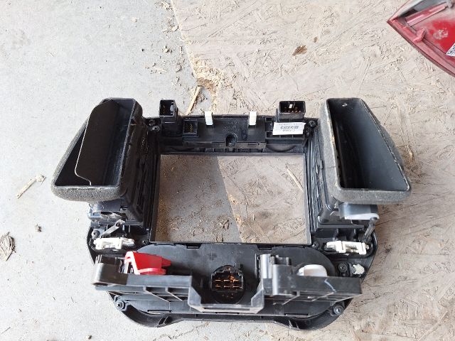 bontott HYUNDAI i20 Középkonzol Keret