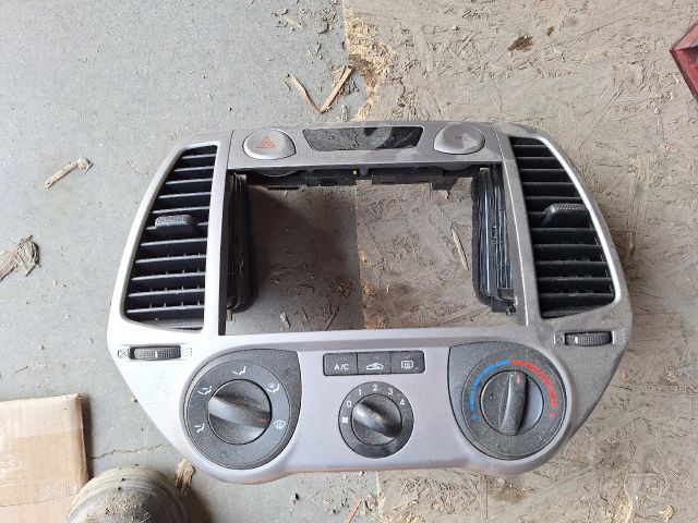 bontott HYUNDAI i20 Középkonzol Keret