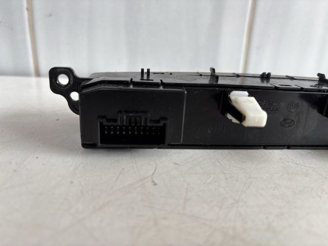 bontott HYUNDAI i20 Vészvillogó Kapcsoló