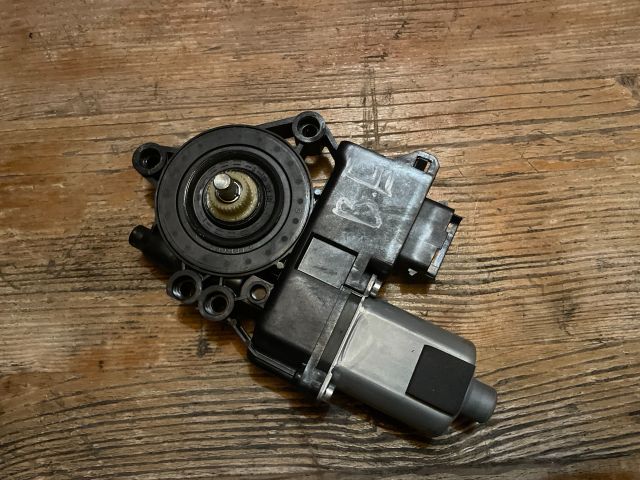 bontott HYUNDAI I30 Bal első Ablakemelő Motor