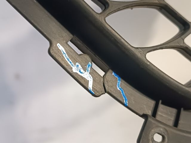 bontott HYUNDAI I30 Első Lökhárító Alsó Középső Díszrács