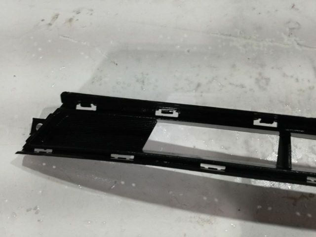 bontott HYUNDAI I30 Első Lökhárító Alsó Középső Díszrács