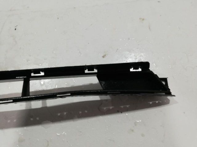 bontott HYUNDAI I30 Első Lökhárító Alsó Középső Díszrács