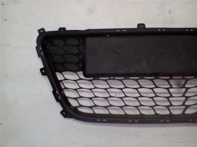 bontott HYUNDAI I30 Első Lökhárító Alsó Középső Díszrács