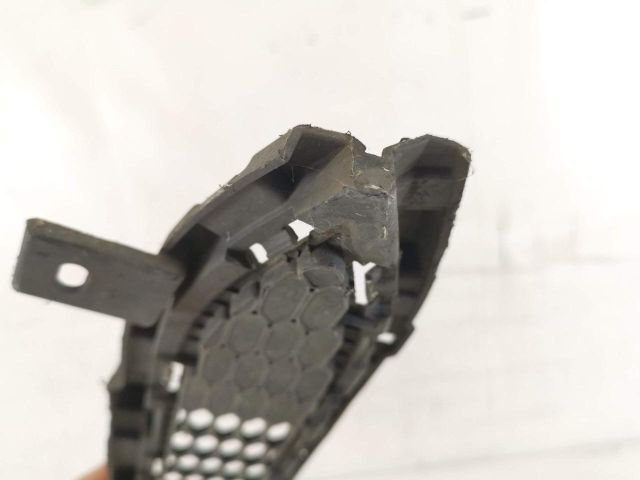 bontott HYUNDAI I30 Első Lökhárító Alsó Középső Díszrács