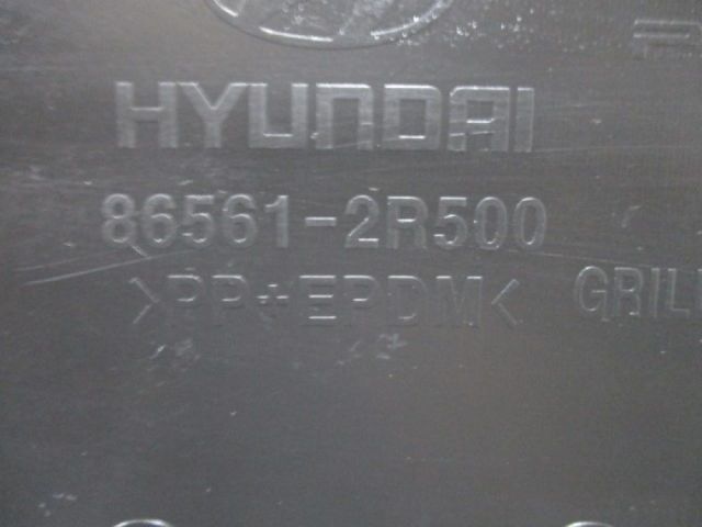 bontott HYUNDAI I30 Első Lökhárító Alsó Középső Díszrács