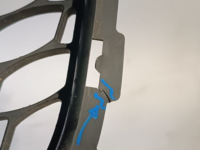 bontott HYUNDAI I30 Első Lökhárító Alsó Középső Díszrács