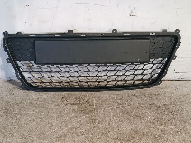 bontott HYUNDAI I30 Első Lökhárító Alsó Középső Díszrács