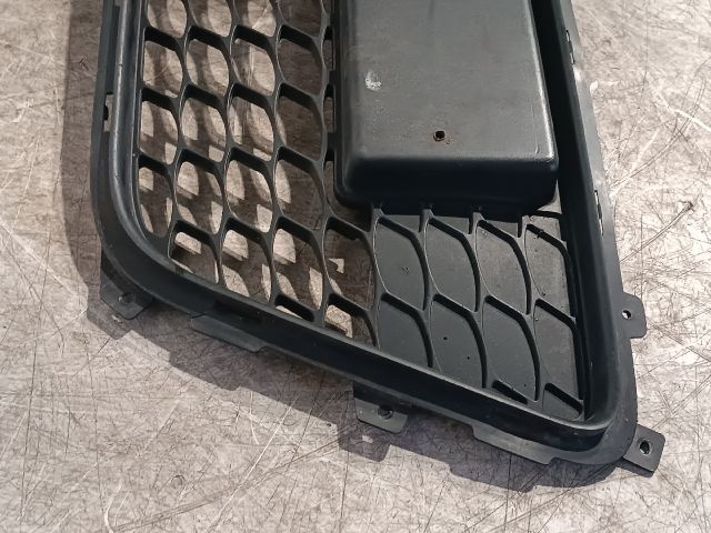 bontott HYUNDAI I30 Első Lökhárító Alsó Középső Díszrács