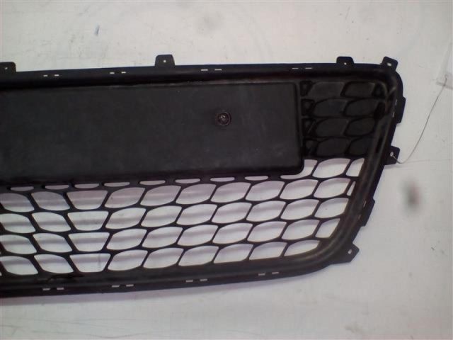 bontott HYUNDAI I30 Első Lökhárító Alsó Középső Díszrács