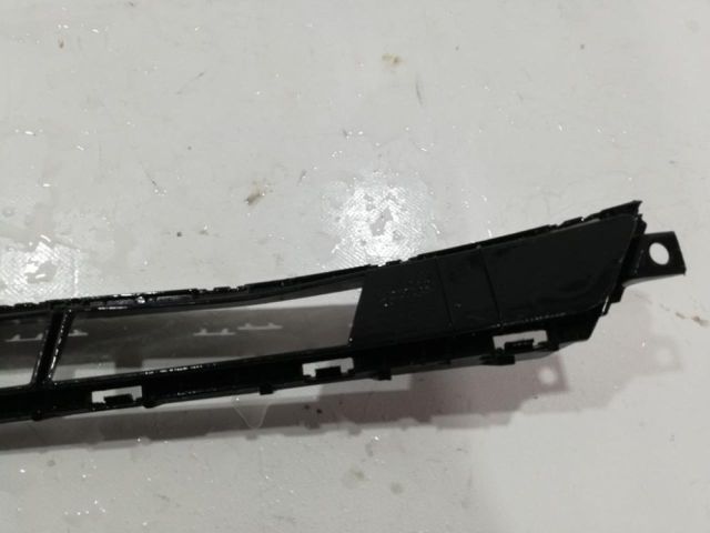 bontott HYUNDAI I30 Első Lökhárító Alsó Középső Díszrács