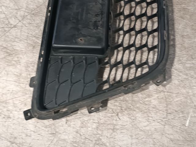 bontott HYUNDAI I30 Első Lökhárító Alsó Középső Díszrács