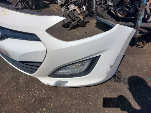 bontott HYUNDAI I30 Első Lökhárító (Részeivel)