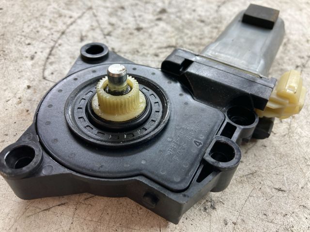 bontott HYUNDAI I30 Jobb első Ablakemelő Motor